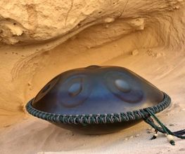 Auf Klippen, mitten im Atlantik werden diese Handpans, in einer Karawanenwerkstatt geboren – geformt im Rythmus der Wellen des Ozeans, deren Kraft und Geist sich mit in den Klang einweben. So entsteht ein sauberer und mysteriöser Klang, dessen wellenartige Schwingung das vegitative System in harmonischen Einklang bringt. In den NamiPan Handpans steckt Freiheit, Wildheit und die pure Kraft der Natur.
Du kannst die Nami Handpan im Handpan Showroom Stuttgart ausprobieren und kaufen oder bei www.Handpan.World online bestellen.