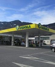 AGROLA Tankstelle in Landquart mit TopShop; Parkplätze im Vordergrund; überdacht; mit mehreren Säulen