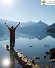 Siegerpose vor klarem See