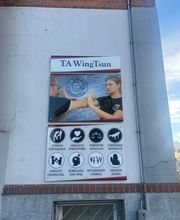 TA WingTsun Linden-Limmer - Infotafel an der Außenwand eines Studios für Selbstverteidigung mit Bildmotiv, Leistungsmerkmalen und Themen wie effektives Verteidigen, Bewegung und starke Gemeinschaft.