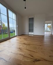 Neues Eichenparkett, bodentiefe Fenster und komplette Elektroinstallation. Vom Rückbau bis zur schlüsselfertigen Übergabe, vier Gewerke, ein Ansprechpartner.