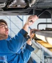 Immer wenn wir ein Fahrzeug warten, prüfen wir auf unserer Prüfstrasse die Spur, die Stossdämpfer und die Bremsen. Ebenfalls kontrollieren wir die Lichteinstellung. Korrekt eingestellte Schweinwerfer sind das A und O für Ihre Sicherheit.