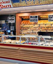 Bäckerei Daetz
Wie das schon duftet! Die Bäckerei Daetz ist eine traditionelle Handwerksbäckerei und bietet Ihnen frisch gebackene Brötchen und Brote. Ob goldgelbes Baguette, kerniges Vollkornbrot, Krustenbrot oder süße Verführung, ob herzhafter Snack oder Coffee-to-go – immer ein Genuss!