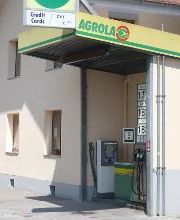AGROLA Tankstelle in Toffen, Bern, eine Tanksäule mit Zahlterminal - bei Wohnhaus zu