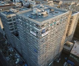 Flachdächer bieten vielfältige Möglichkeiten zur Dachgestaltung. Bei allen Varianten ist die Abdichtung von größter Bedeutung. Die genaue Materialkenntnis der Werkstoffe sowie die Berücksichtigung der Verträglichkeit untereinander ist unabdingbar. Mit unserer langjährigen Erfahrung und der Kenntnis des Aufbaus der verschiedenen Schichten eines Flachdachs sind wir für Sie der richtige Ansprechpartner. Unser Können konnten wir bereits in zahlreichen Projekten unter Beweis stellen. So zum Beispiel auch beim Bundeskanzleramt oder den High Park am Potsdamer Platz.