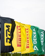 Flagge zeigen! Wir drucken Ihre Botschaft auf hochwertigen Fahnenstoff, der langlebig, wetterfest und natürlich farbbrillant ist