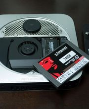 Mac Mini aberto ao lado de um SSD Kingston de 240 GB durante serviço de upgrade realizado pela Casa do Mac em Brasília.