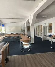 Moderner Schulungsraum und Fachkabinett der CareLend Bildungsgesellschaft mbH für die theoretische Ausbildung im Anpassungslehrgang für internationale Pflegefachkräfte.